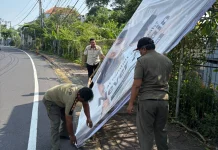 Satpol PP Denpasar Tertibkan Baliho dan Spanduk Liar di Fasilitas Umum