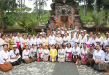 TP PKK Denpasar Ajak Ratusan Lansia Tirta Yatra ke Pura Tirta Empul