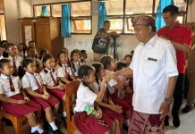 Gubernur Koster Serahkan Bantuan Pemulihan SDN 5 Banjar Pascabanjir Bandang