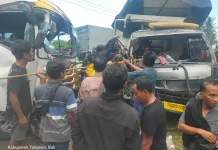 Sopir Mengantuk, Travel Hantam Truk di Jalur Denpasar-Gilimanuk