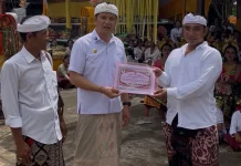 Bupati Kembang Serahkan Hibah Seratus Juta Karya Ngusaba Mengenuanyar