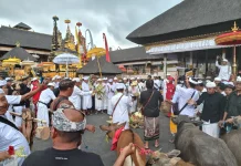 Prosesi Mapepada di Pura Agung Besakih Berlangsung Khidmat