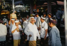 Kewajiban Adat di tengah Kesibukan Kerja