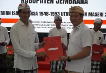 Bupati Kembang Lantik Tujuh Prajuru Desa Adat di Jembrana
