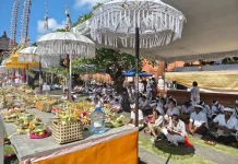 Saraswati Puja di Pura Agung Jagatnatha Ramai Pemedek