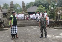 Babinsa Wongaya Gede Amankan Mendak Tirta di Pura Batukaru dan Puncak Kedaton