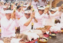 Pemkot Denpasar Ngaturang Bhakti Penganyar di Pura Agung Besakih