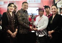 Bupati Bersama Ketua Dekranasda Gianyar Buka Pameran UMKM