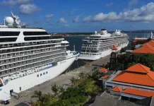 Duo Cruise Jumbo Sandar di Pelabuhan Benoa