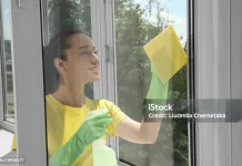 Perbedaan Kain Microfiber dan Lap Biasa dalam Membersihkan Kaca Rumah