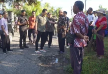 Segera Dihotmix, Bupati Kembang Tinjau Jalan Rusak di Baluk