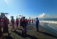 Polairud Polres Klungkung Amankan Kegiatan Keagamaan di Pantai Watu Klotok