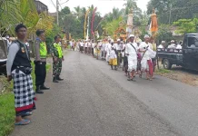 Babinsa Kawal Tradisi Melasti Wujud Pengabdian TNI di Tabanan