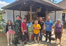 Babinsa Sesandan Bantu Distribusi Bantuan Korban Puting Beliung