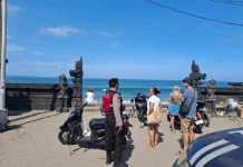 Polsek Kuta Utara Patroli Amankan Aktivitas Wisatawan di Pantai Batu Bolong