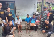 Babinsa Jegu Kawal Penyaluran Sembako untuk Warga Kurang Mampu
