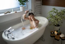 Gayung versus Shower: Mana yang Lebih Baik untuk Kesehatan dan Dompet Anda?