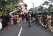 Wujud Sinergi TNI dan Rakyat, Babinsa Wongaya Gede Kawal Prosesi Upacara Ngaben