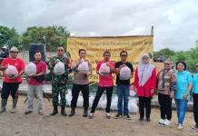 Danramil Kediri Bersama Warga Pulihkan Ekosistem Sungai Subak Senapahan