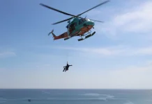Dua WNA Rusia Terjebak di Tebing Pantai Cemongkak, Dievakuasi dengan Helikopter
