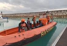 Tim SAR Lakukan Pencarian Pemancing Terhempas Ombak di Pantai Kelingking