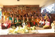 WHDI Denpasar Gelar Pelatihan Pembuatan Banten Otonan Tumpeng Pitu