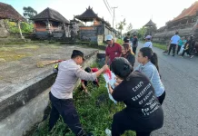 Bhabinkamtibmas Desa Bungbungan Ikuti Kerja Bakti, Dukung Gerakan Indonesia Asri