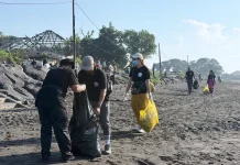 Puluhan Anggota Teja Murti Sisir Sampah di Pantai Padang Galak