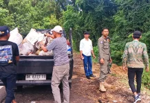 Buang Sampah di Hutan, Sopir Pikap Disanksi Sosial