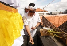 Wali Kota Jaya Negara Hadiri Upacara Piodalan Banjar Graha Shanti Tegal Kertha