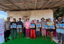 Kapolres Klungkung Salurkan Bantuan Sosial kepada Petani Garam Kusamba