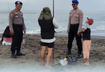 Satpolairud Polres Badung Ajak Wisatawan Taat Zona Larangan Berenang