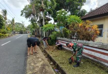 Kolaborasi Babinsa Belumbang, Warga dan Mahasiswa Bersihkan Desa