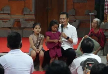 Bupati-Jembrana Rayakan Ulang Tahun Bersama Anak-Anak Kurang Mampu