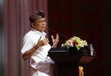 Gubernur Koster Wajibkan Pelaku Usaha Pariwisata Kelola Sampah Mandiri