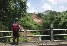 Patroli Polsek Sukawati Pantau Daerah Rawan Longsor di Jembatan Kemenuh