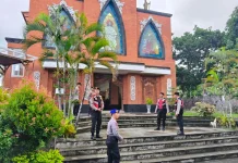 Pleton Siaga 2 Polres Klungkung Laksanakan Pengamanan di Sejumlah Gereja