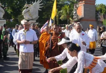 Puluhan Bhikkhu Thudong dari Bali menuju Jawa