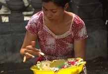Perempuan Sibuk Merawat Semua Orang Kecuali Dirinya