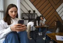 Paradoks Media Sosial: Mengapa Kita Merasa Kesepian di tengah Keramaian Digital?