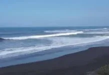 Hitam yang Menenangkan, Menjelajah Pantai Nyanyi di Tabanan