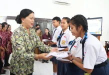 Ny. Seniasih Giri Prasta Ingatkan Pelajar Bijak Bermedia Sosial