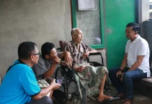 Peduli Terhadap Warga, Bupati Satria Bantu Dua Lansia di Desa Sarimerta