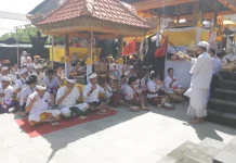 Doakan Stabilitas Ekonomi, Wabup-Jembrana Hadiri Pujawali Pura Melanting