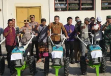 Serahkan Bantuan Traktor, Bupati-Kembang Pacu Modernisasi Pertanian Jembrana