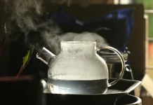 Minum Air Dingin atau Hangat? Cek Manfaatnya untuk Tubuh