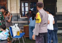 Bhabinkamtibmas Desa Selisihan Hadiri Penyaluran Bantuan Pangan untuk Warga