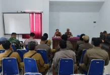 Bhabinkamtibmas Desa Kutampi Hadiri Pembinaan dan Monitoring Satlinmas