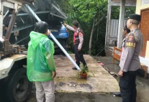 Polsek Sukawati Atensi Bencana Alam Tembok Penyengker Roboh di Desa Batuan