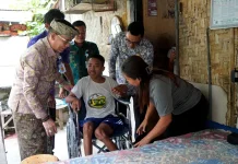 Bupati Satria Serahkan Bantuan Kursi Roda dan Sembako kepada Warga Lansia